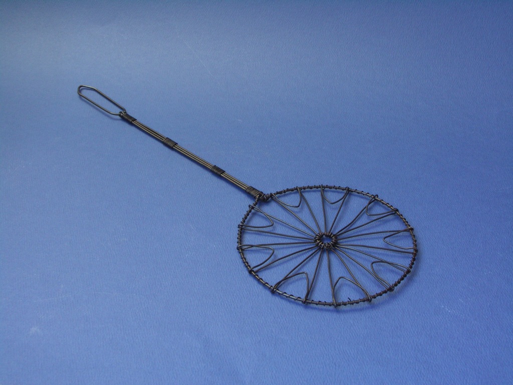 lopatka drôtená počiernená okrúhla