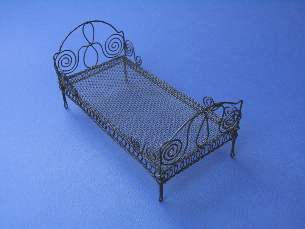 postieľka drôtená počiernená ozdobná