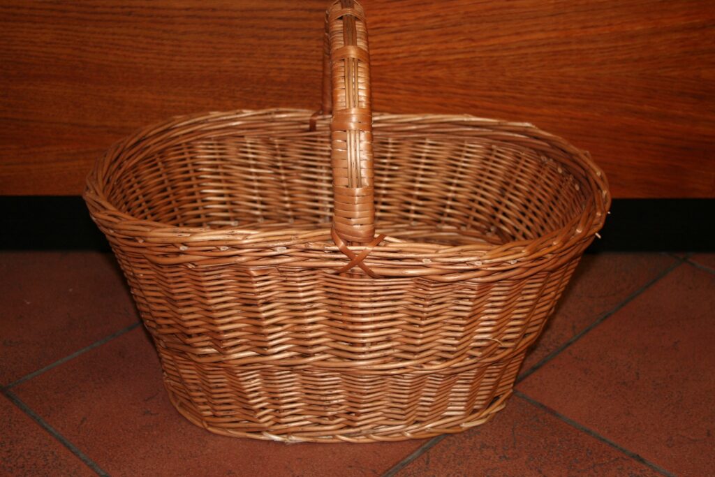 košík prútený s rúčkou