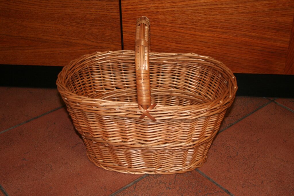 košík prútený s rúčkou