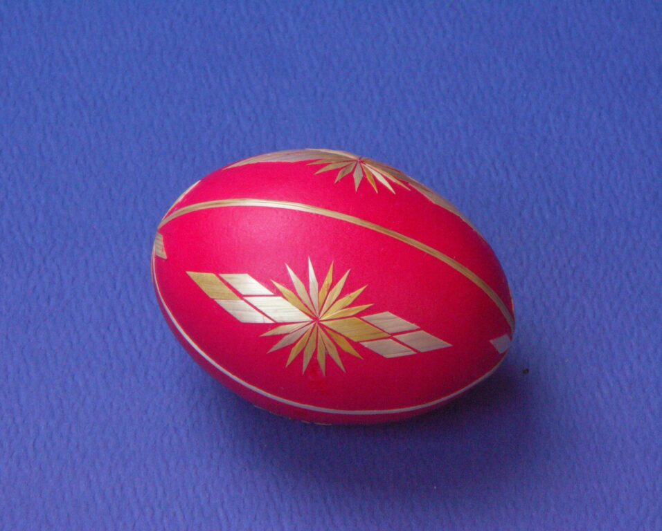 kraslica oblepovaná slamou slepačia