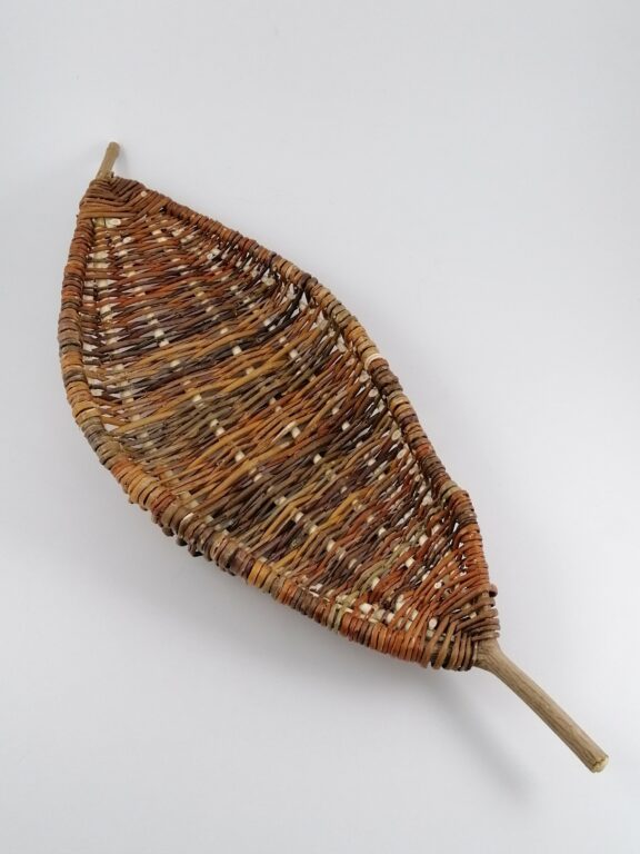 Miska prútená na ráme z rázsochy – viacfarebná