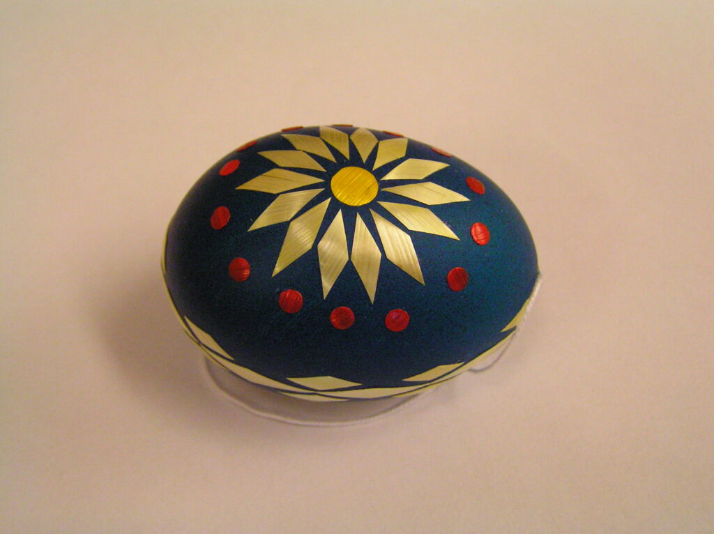 kraslica oblepovaná slamou slepačia