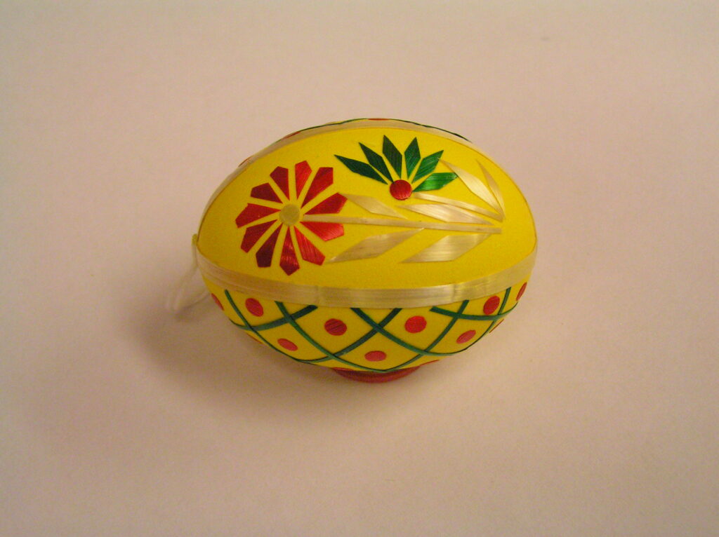 kraslica oblepovaná slamou slepačia