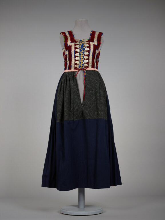 Živôtik zošitý so súkennou sukňou