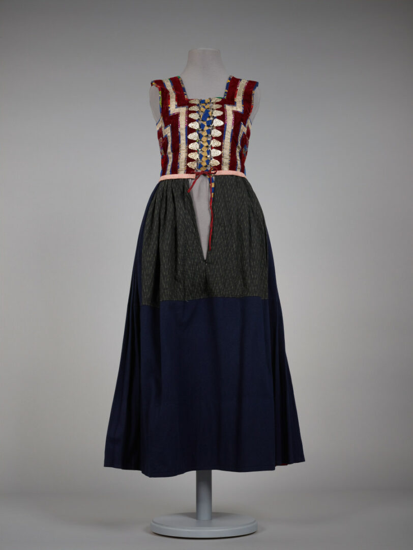 Živôtik zošitý so súkennou sukňou