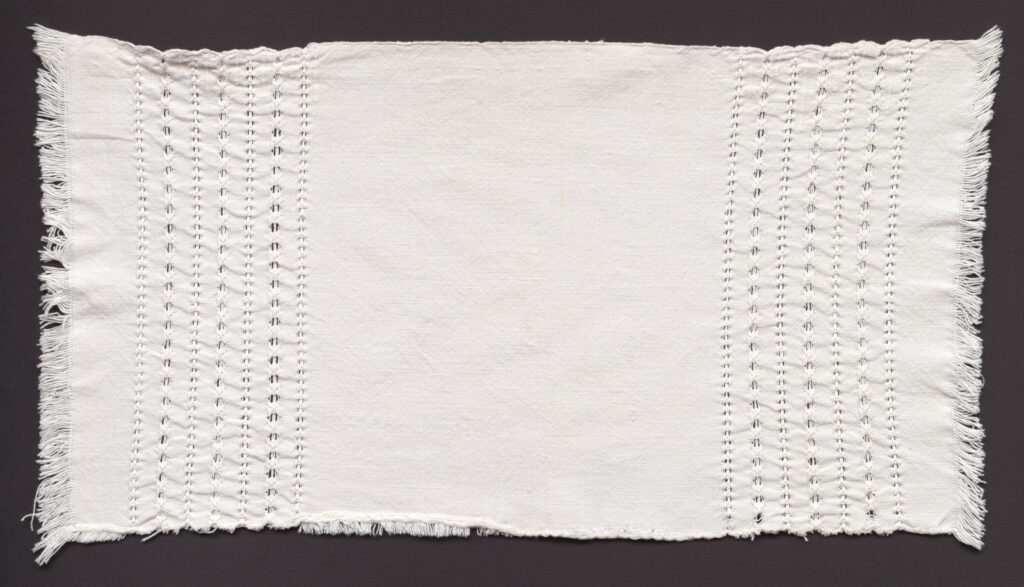 Prikrývka tkaná s ažúrovým vzorom