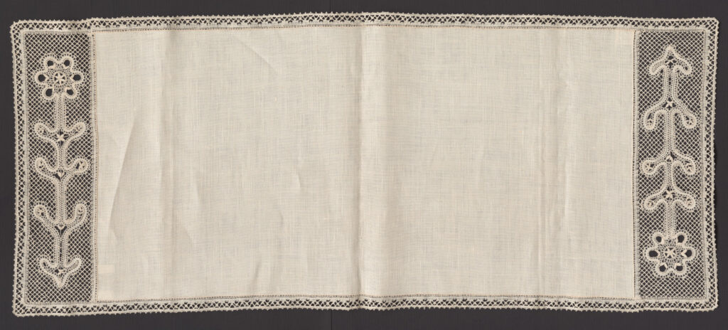 Prikrývka s paličkovanou čipkou