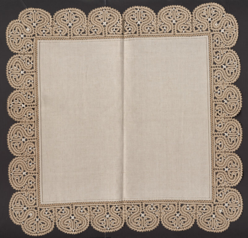 Prikrývka s paličkovanou čipkou