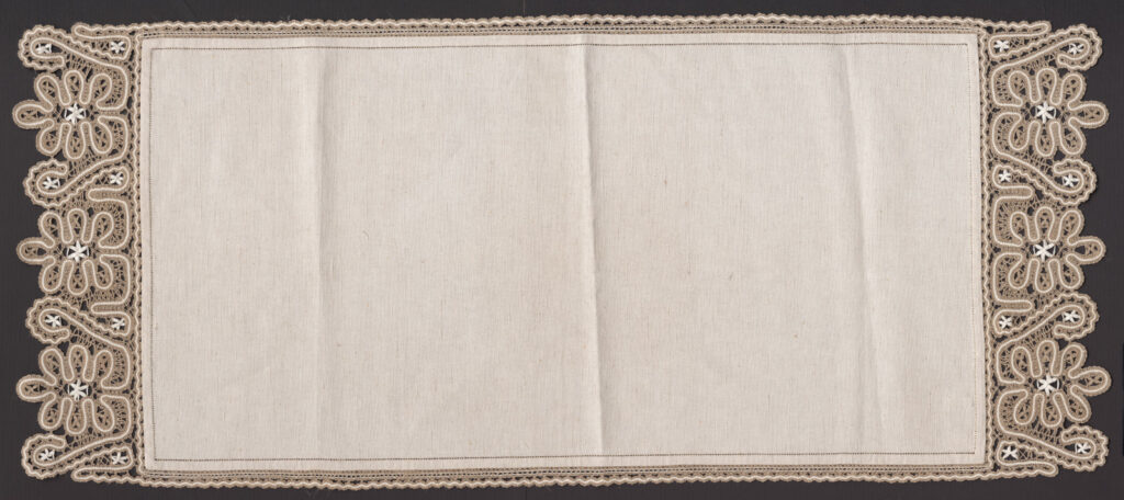 Prikrývka s paličkovanou čipkou