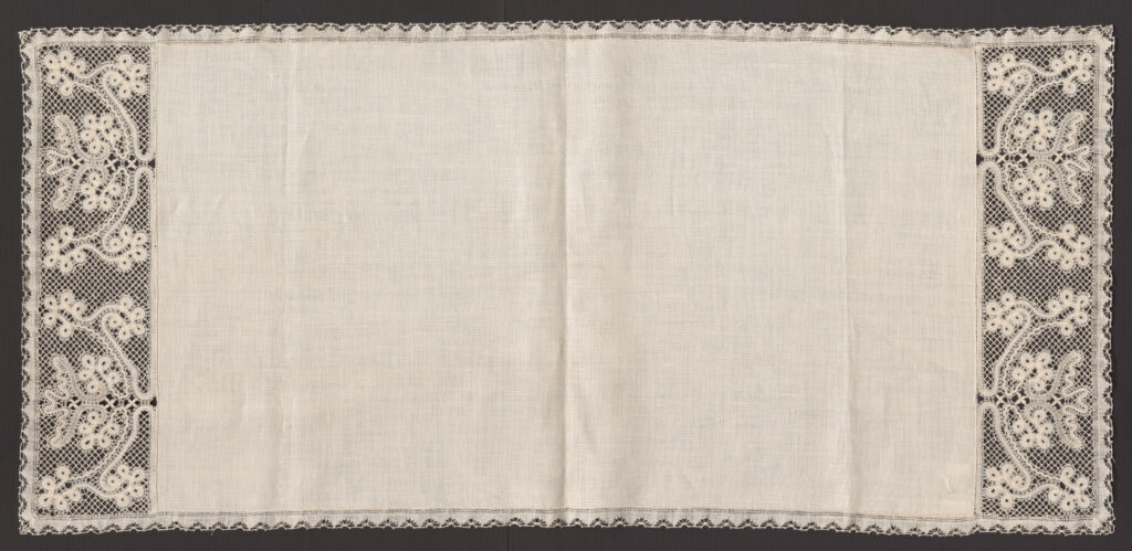 Prikrývka s paličkovanou čipkou