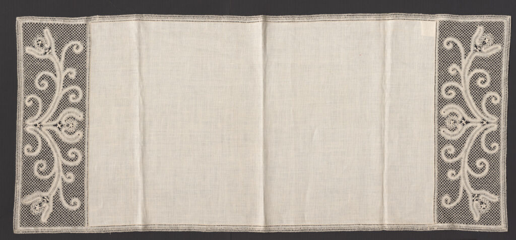 Prikrývka s paličkovanou čipkou