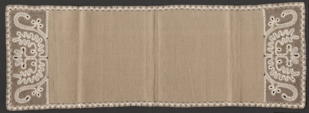 Prikrývka s paličkovanou čipkou