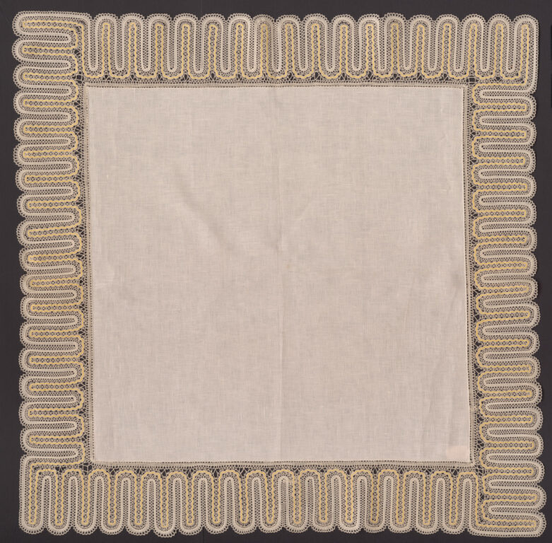 Prikrývka s paličkovanou čipkou