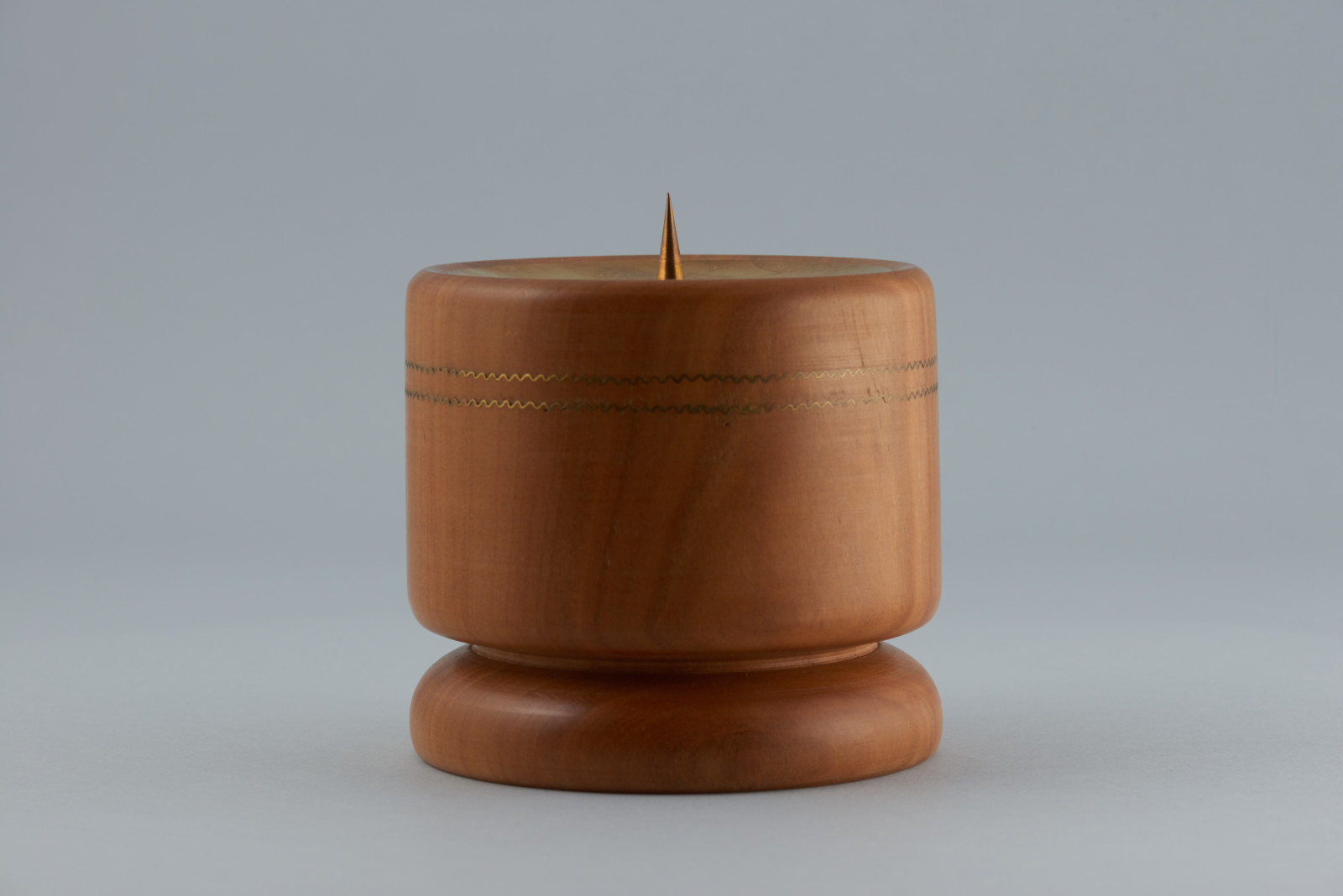 Svietnik sústružený