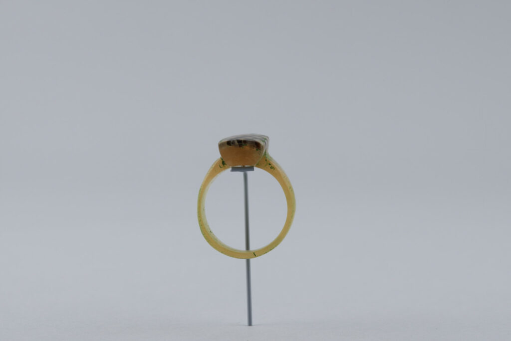 Prsteň z rohoviny zdobený intarziou