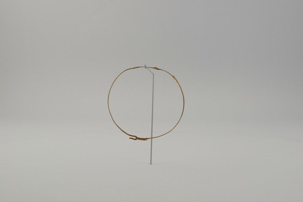 Náramok zo stáčaného mosadzného plechu