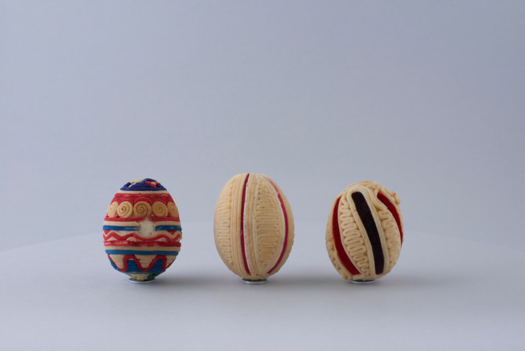 Kraslica oblepovaná sitinou