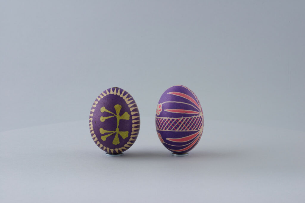 Kraslica batikovaná špendlíkom