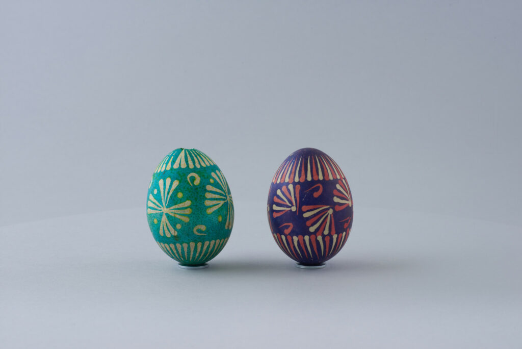 Kraslica batikovaná špendlíkom