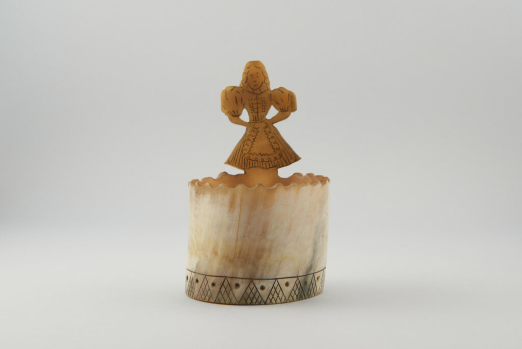 Soľnička z rohoviny