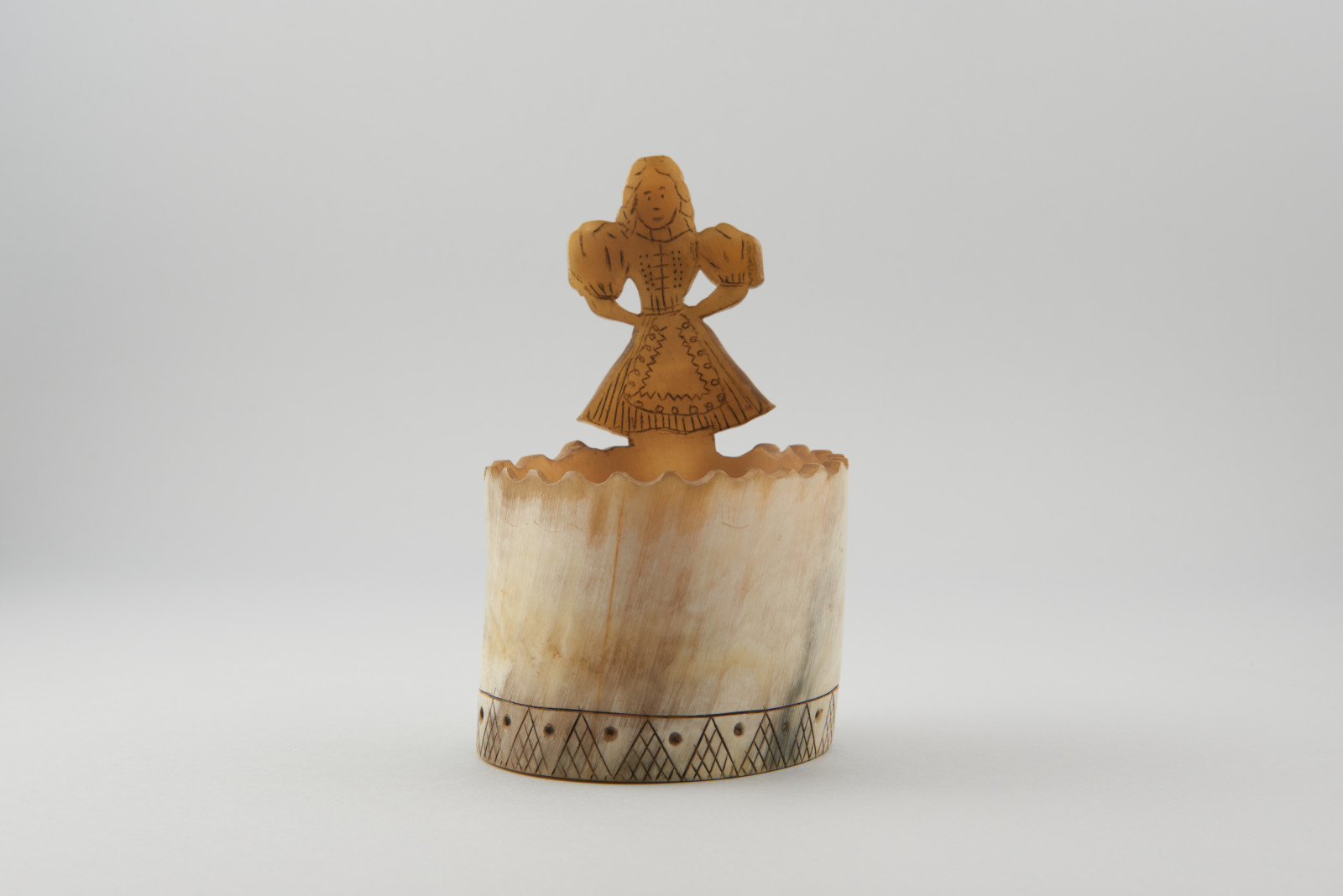 Soľnička z rohoviny