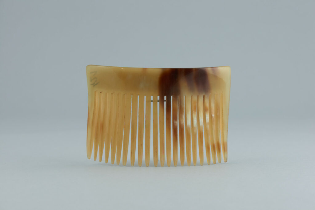 Hrebeň rohovinový