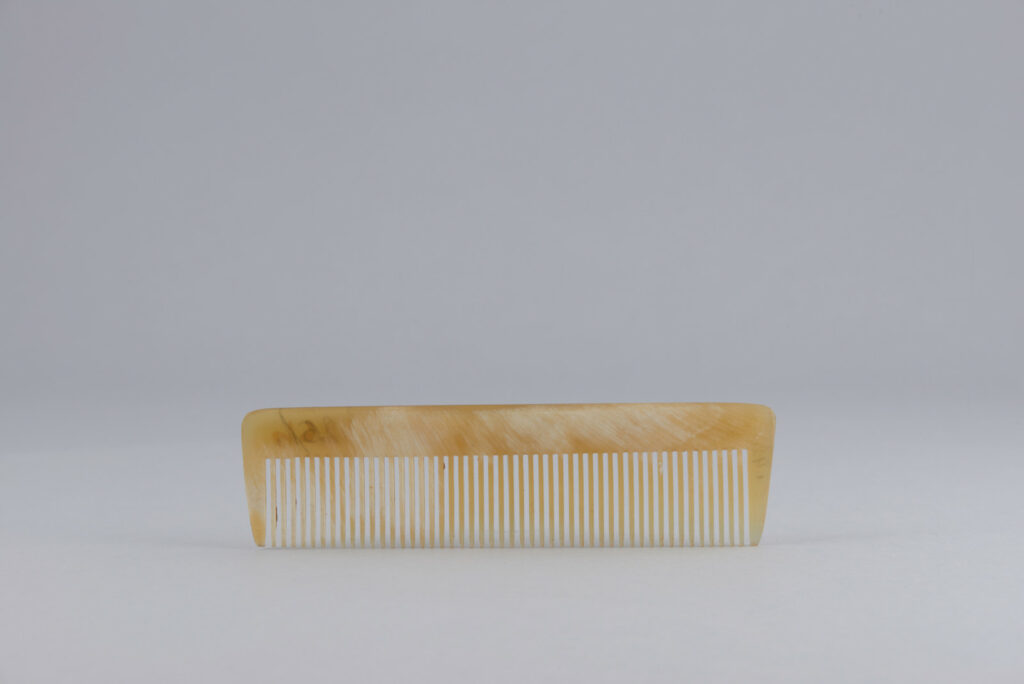 Hrebeň rohovinový