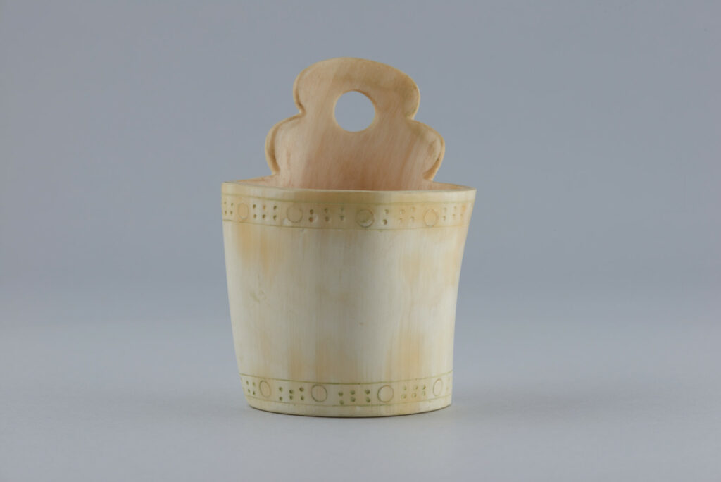 Soľnička z rohoviny