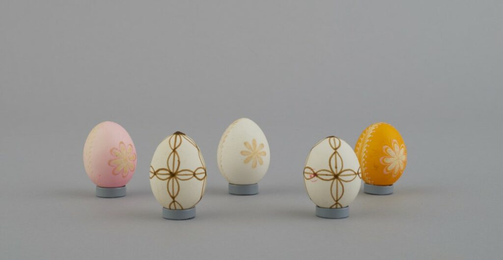 Kraslica batikovaná-ukážka postupu výroby