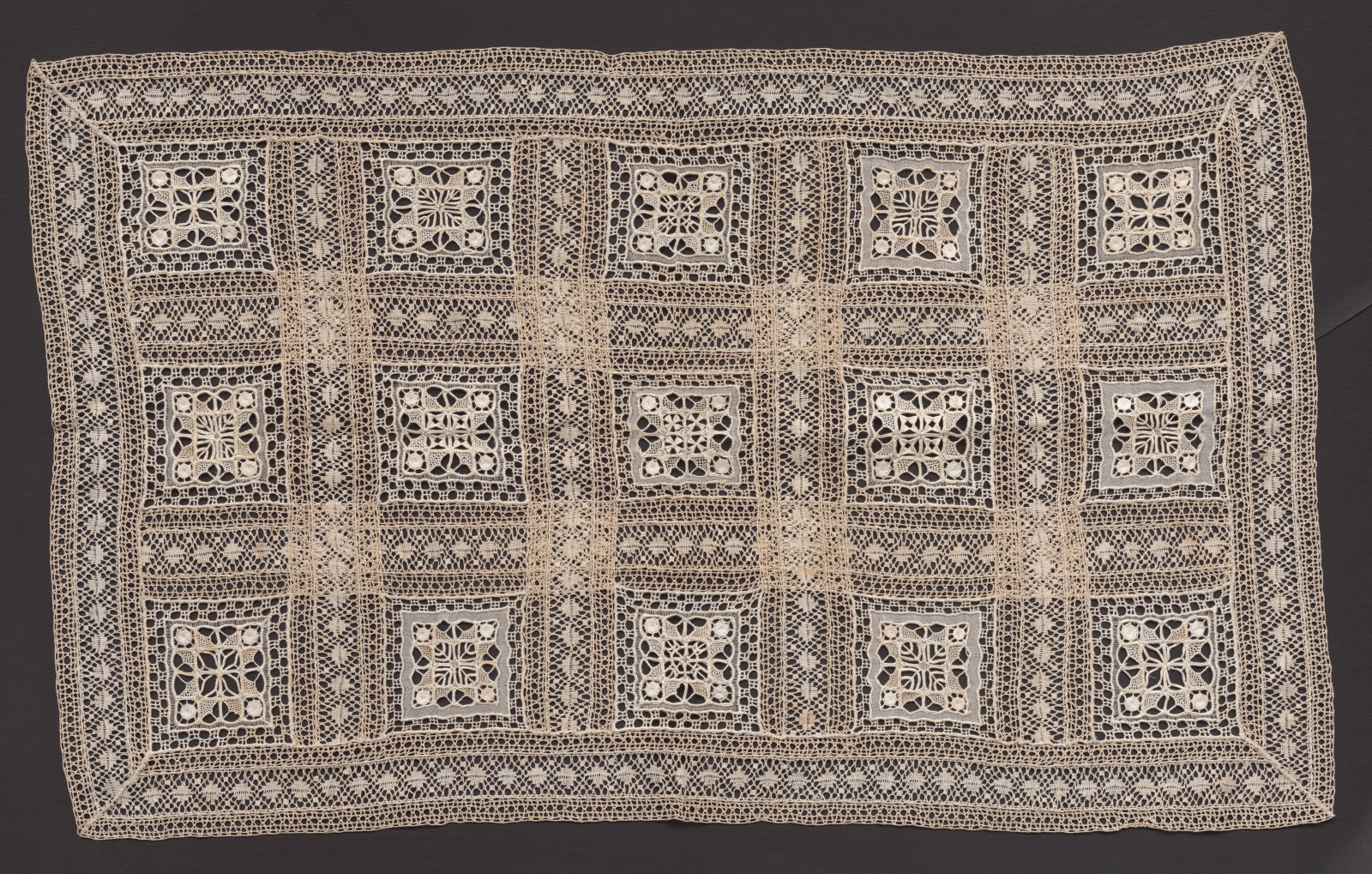 Prikrývka vyšívaná