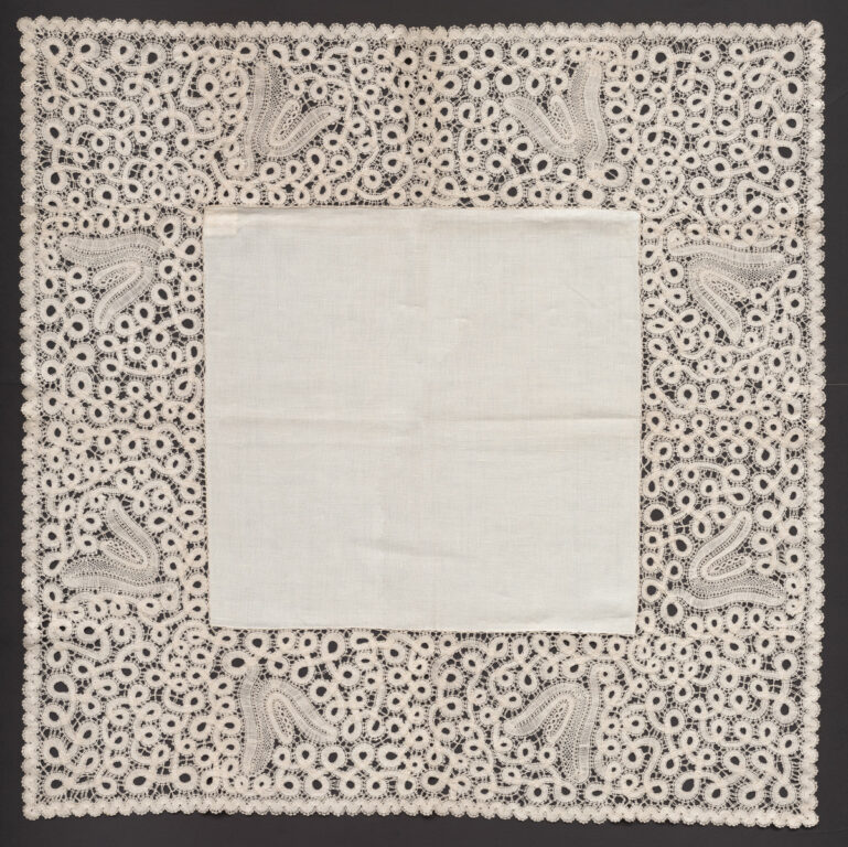 Obrus s paličkovanou čipkou