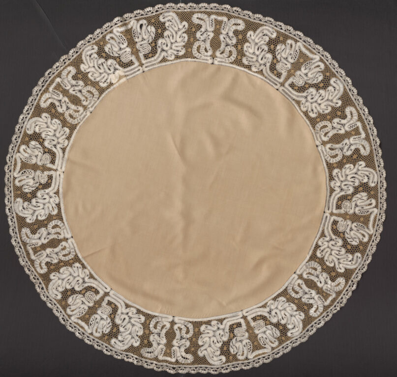 Prikrývka s paličkovanou čipkou