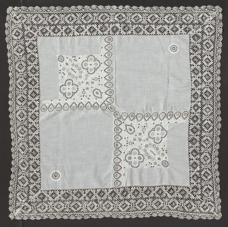 Prikrývka vyšívaná