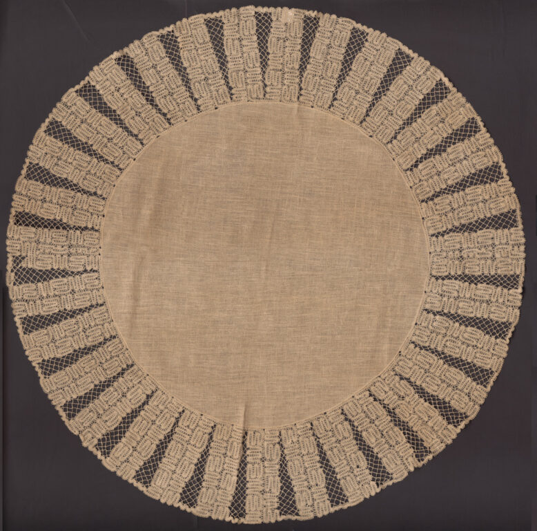 Obrus s paličkovanou čipkou