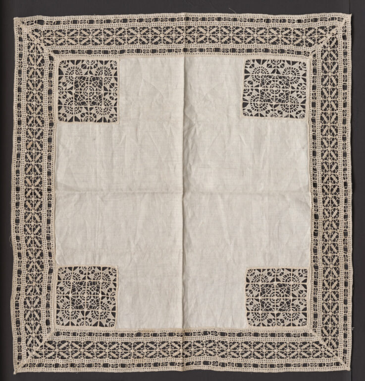 Prikrývka vyšívaná