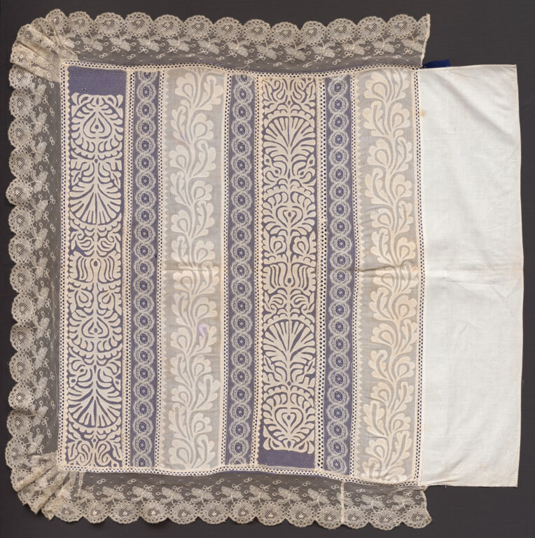 Prikrývka na krst s trakovickou aplikáciou