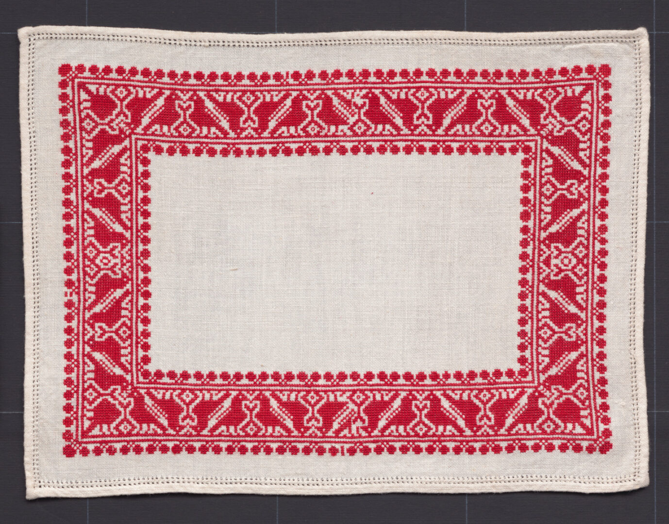 Prikrývka vyšívaná