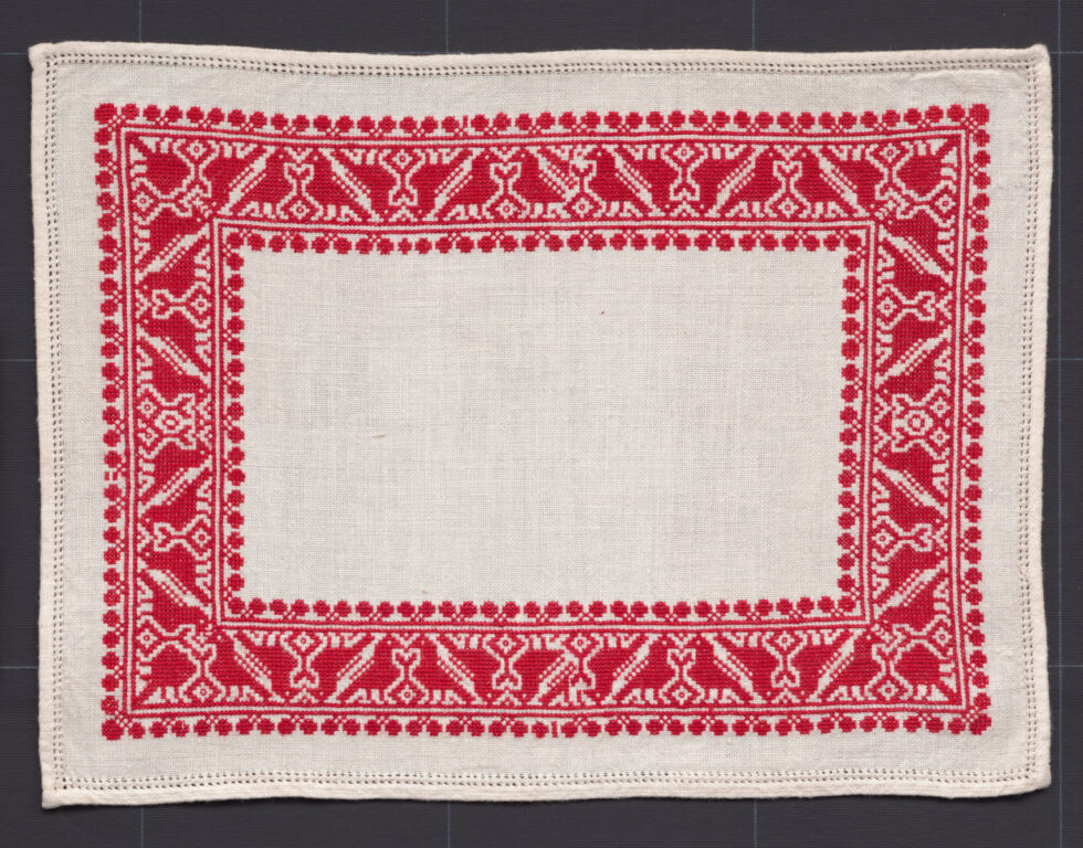 Prikrývka vyšívaná