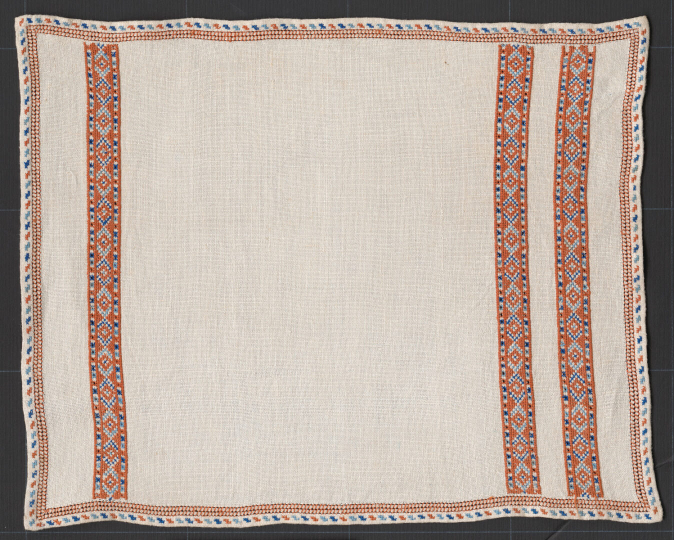 Prikrývka vyšívaná