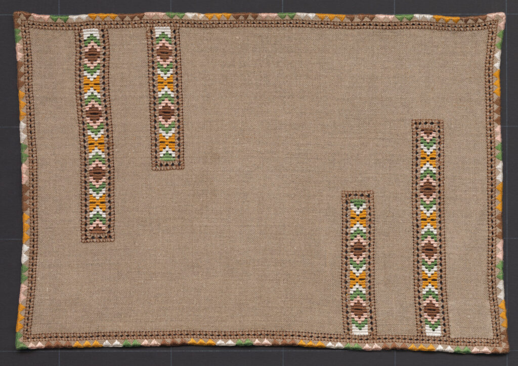 Prikrývka vyšívaná