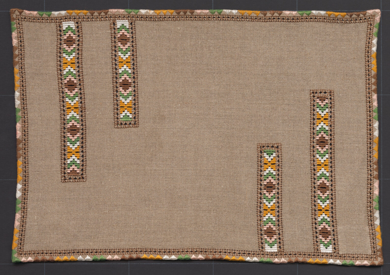 Prikrývka vyšívaná