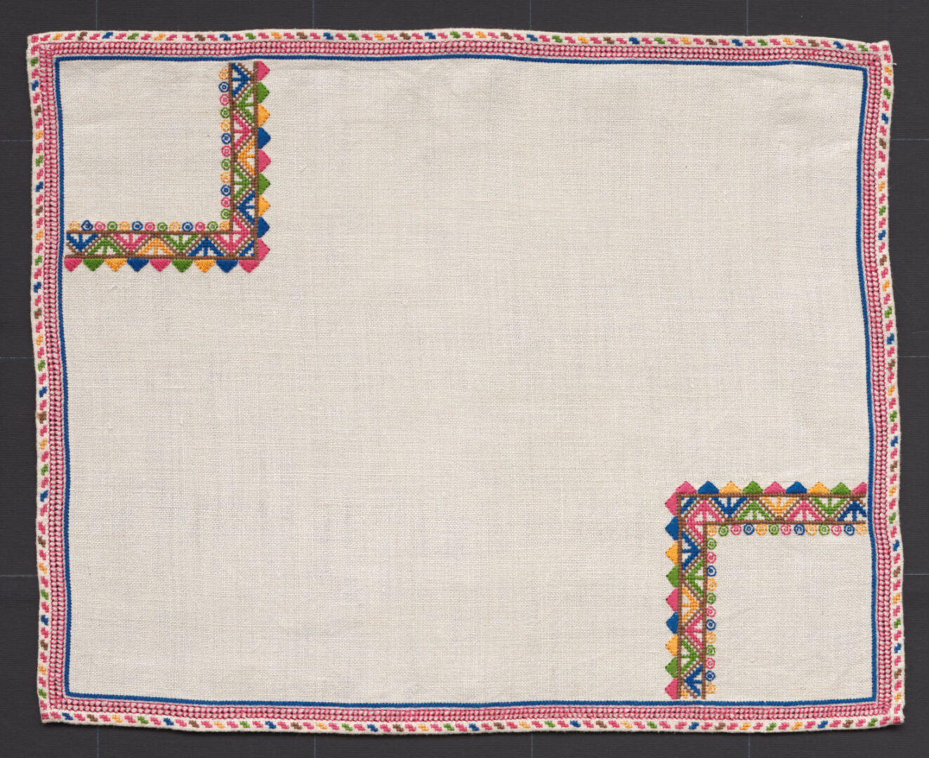 Prikrývka vyšívaná