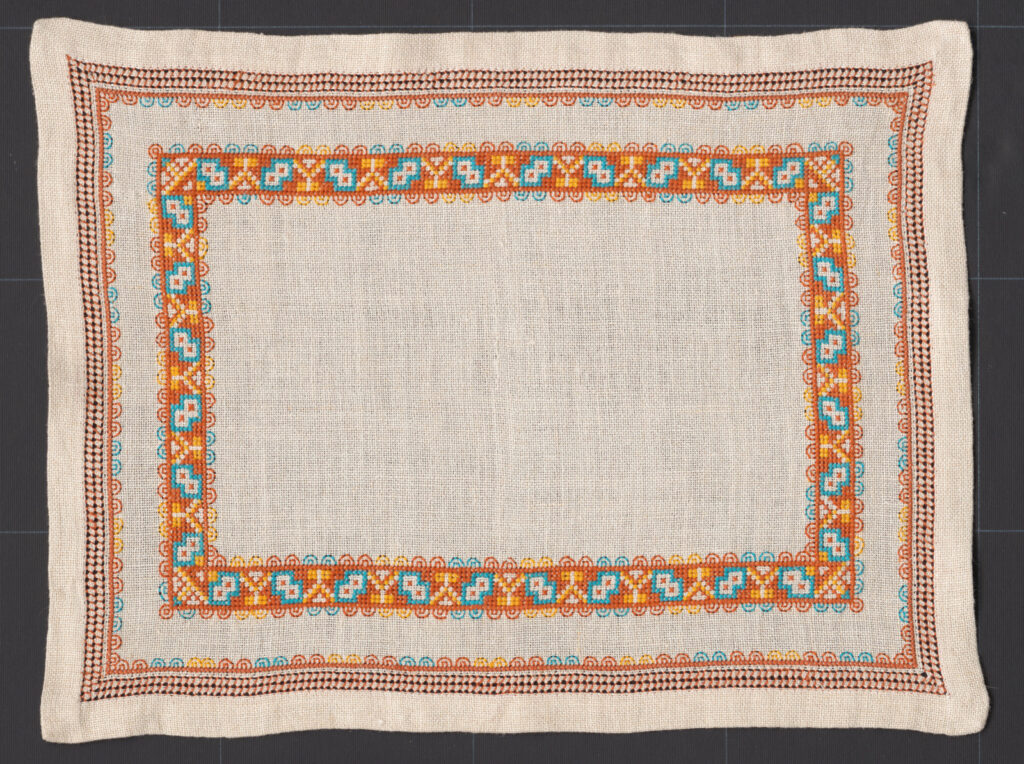 Prikrývka vyšívaná