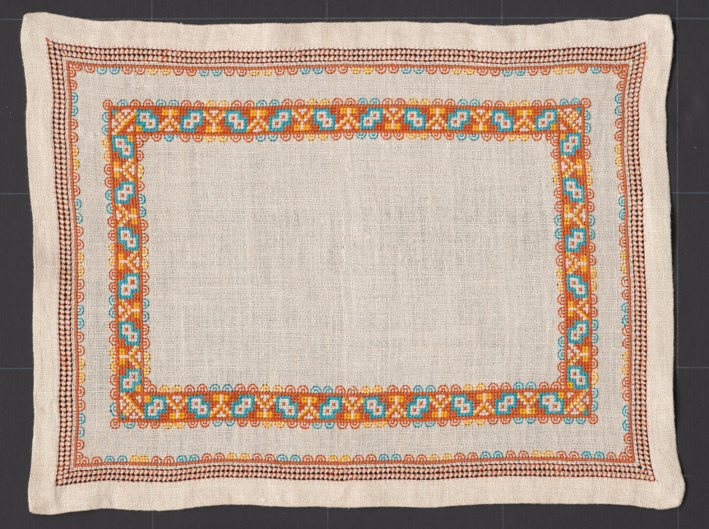 Prikrývka vyšívaná