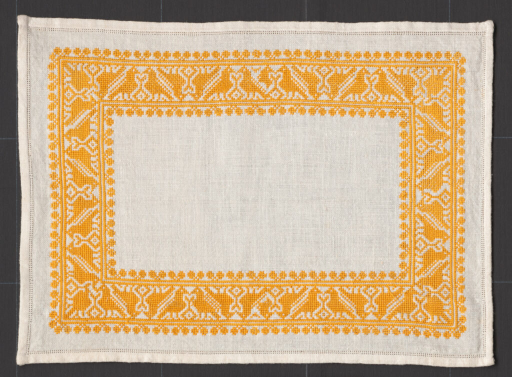 Prikrývka vyšívaná