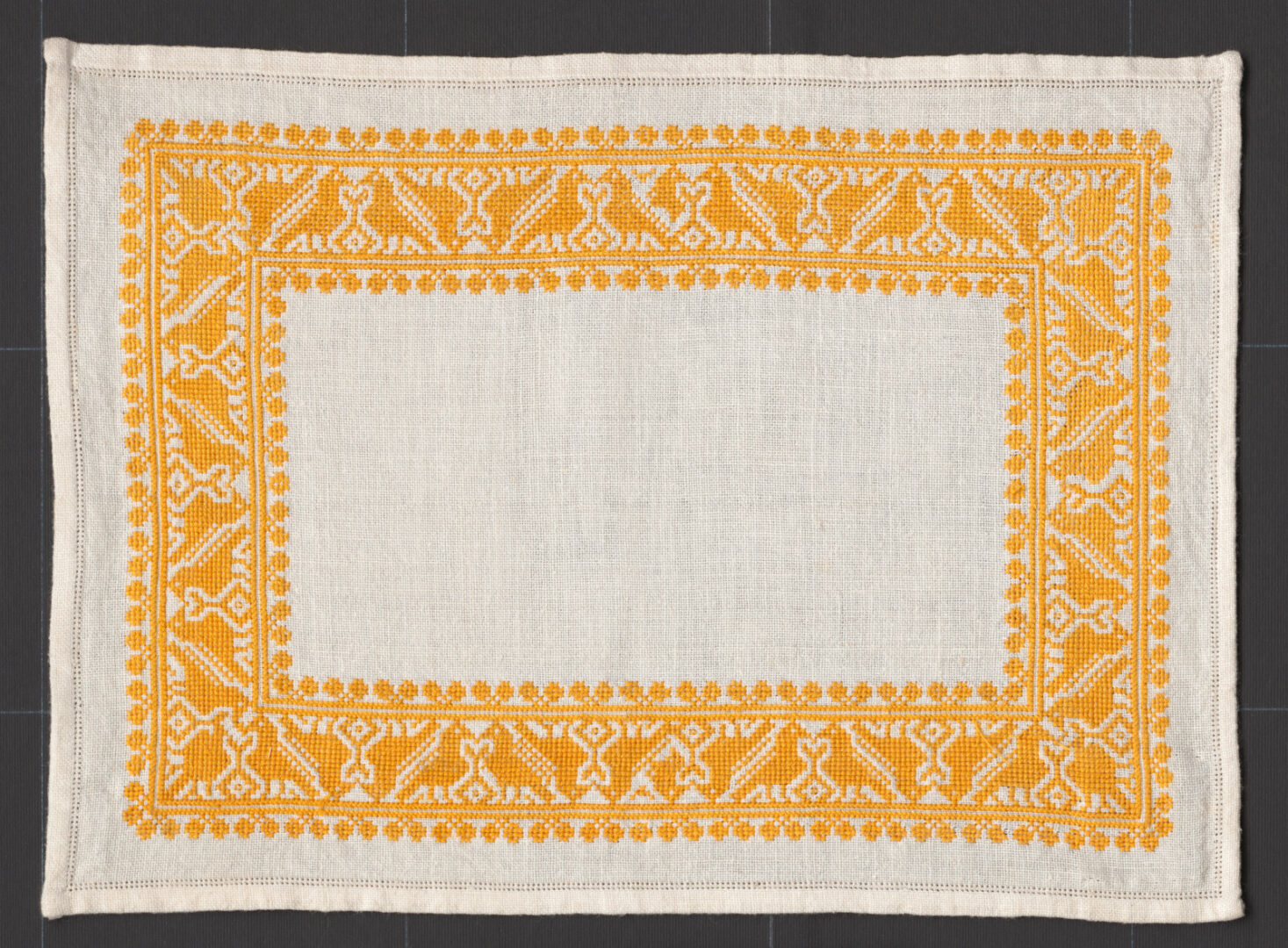 Prikrývka vyšívaná