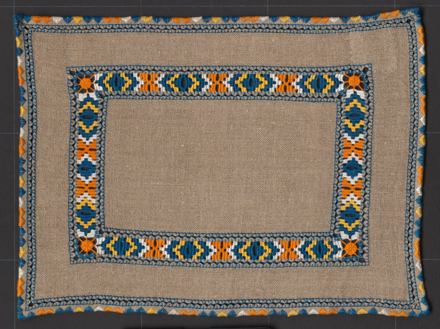 Prikrývka vyšívaná