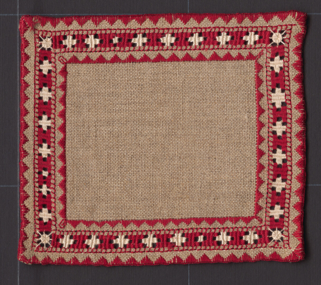 Prikrývka vyšívaná