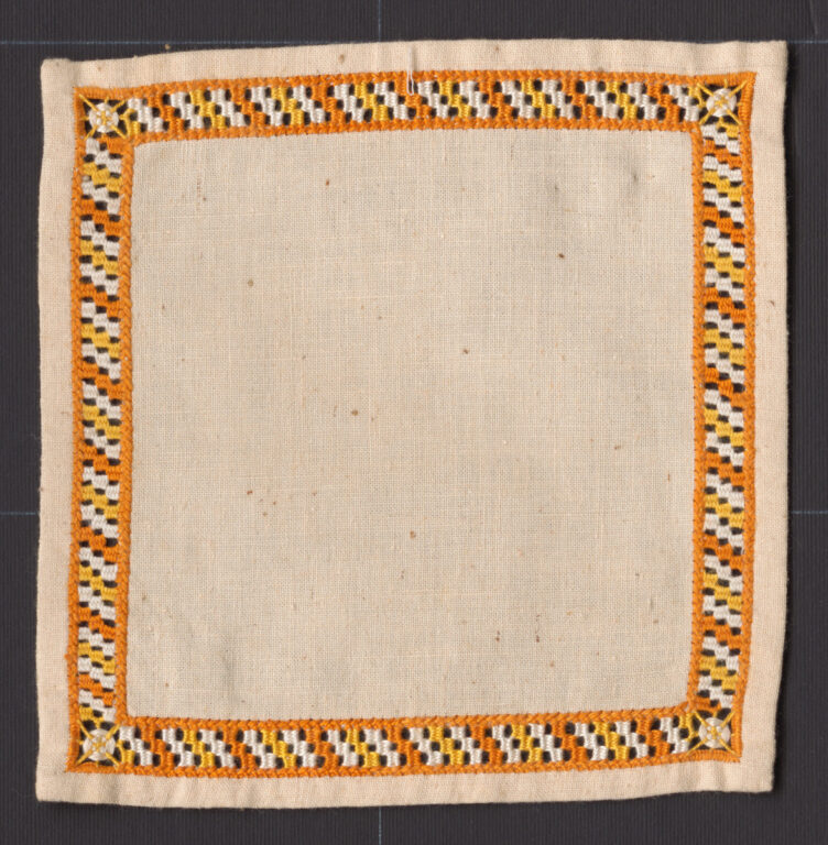 Prikrývka vyšívaná